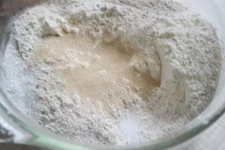 Булочки с ржаной мукой и ежевичным джемом.: шаг 1