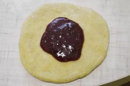 Булочки с ржаной мукой и ежевичным джемом.: шаг 3
