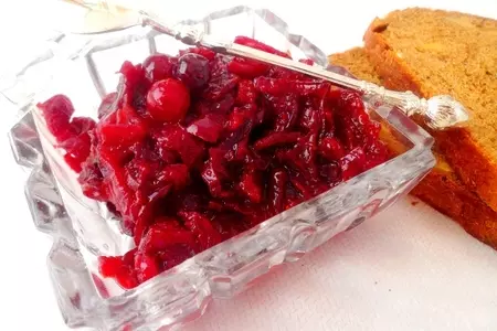 Рулька свиная фаршированная клюквенно-луковым джемом с имбирем: шаг 5