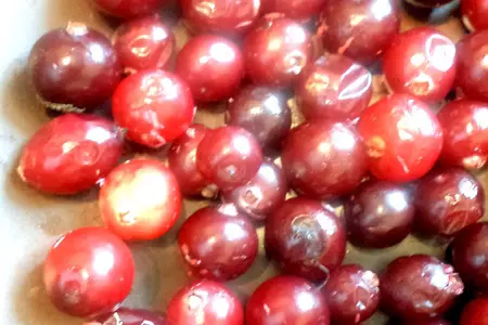 Селедка с луком маринованная в клюквенном соусе.: шаг 2