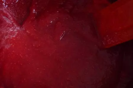 Клюквенный торт “огонь рождественской свечи”: шаг 4