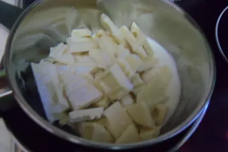 Десерт из белого шоколада с мандаринами, печеньем и гранатом: шаг 1