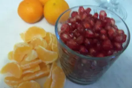 Десерт из белого шоколада с мандаринами, печеньем и гранатом: шаг 3