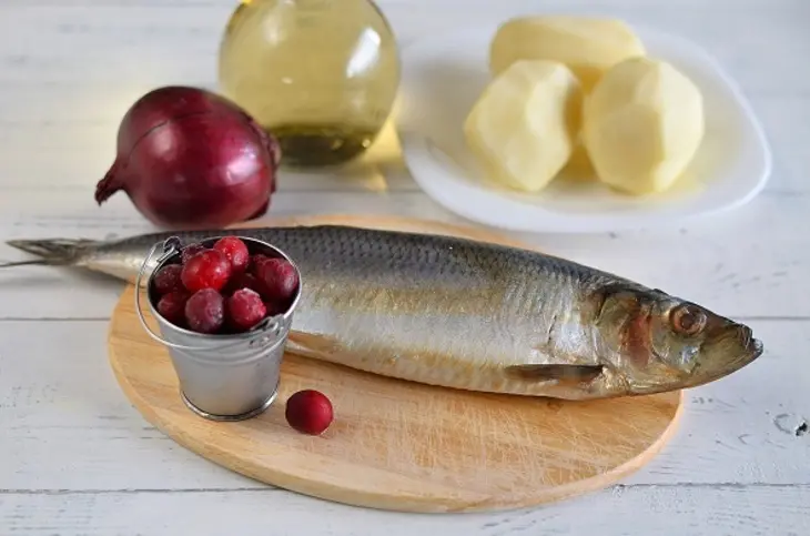 Картофельные корзиночки с селедкой и клюквой: шаг 1