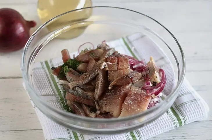 Картофельные корзиночки с селедкой и клюквой: шаг 5