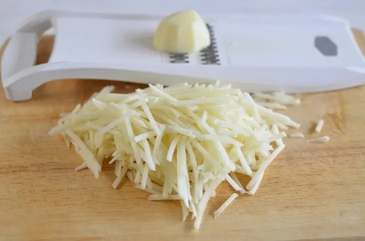 Картофельные корзиночки с селедкой и клюквой: шаг 6