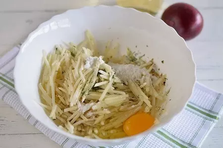 Картофельные корзиночки с селедкой и клюквой: шаг 7