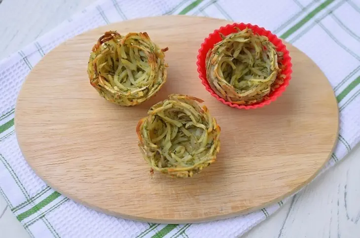 Картофельные корзиночки с селедкой и клюквой: шаг 9