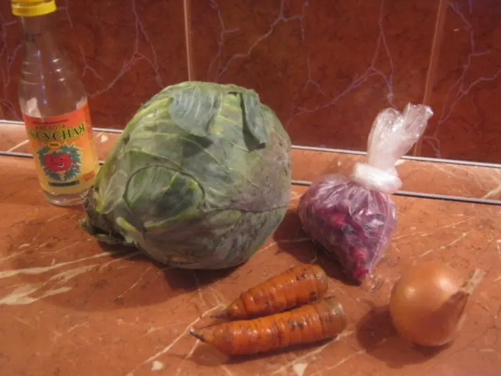 Салат из капусты и клюквы: шаг 1