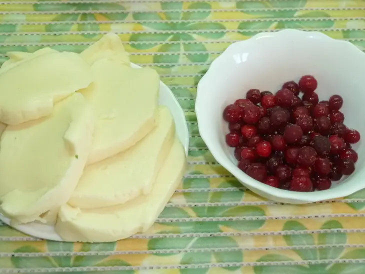 Мясное "полено" для торжественных случаев с вялеными помидорами, моцареллой и клюквой: шаг 3