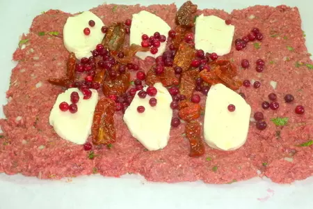 Мясное "полено" для торжественных случаев с вялеными помидорами, моцареллой и клюквой: шаг 8