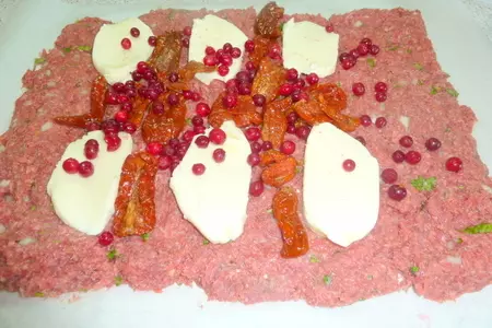 Мясное "полено" для торжественных случаев с вялеными помидорами, моцареллой и клюквой: шаг 9