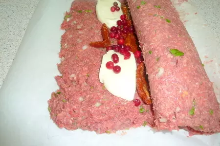 Мясное "полено" для торжественных случаев с вялеными помидорами, моцареллой и клюквой: шаг 10