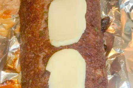 Мясное "полено" для торжественных случаев с вялеными помидорами, моцареллой и клюквой: шаг 12