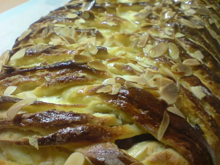 Датский плетёный пирог с вишнями,творогом и шоколадом: шаг 9