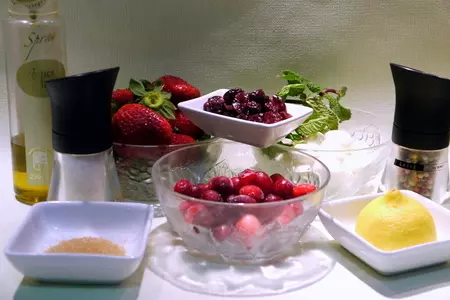 Салат с клубникой, клюквой и моцареллой „капрезе-фантазия“: шаг 1