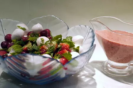 Салат с клубникой, клюквой и моцареллой „капрезе-фантазия“: шаг 3