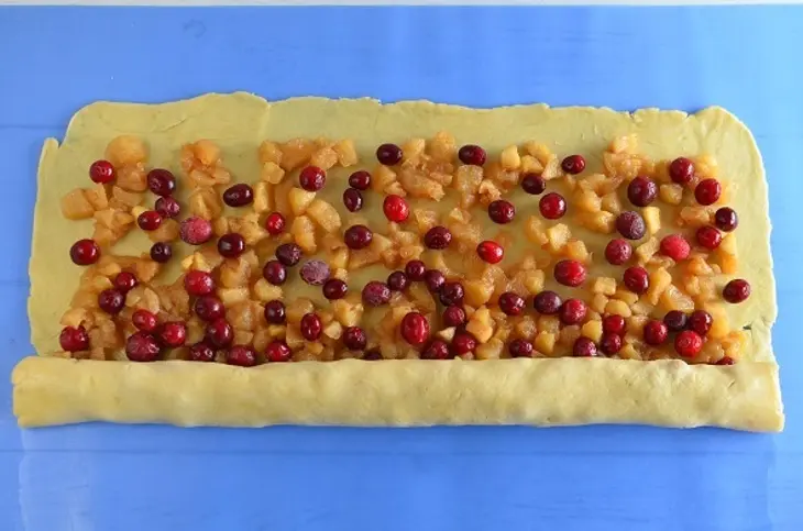Штрудель с клюквой и яблоками: шаг 9
