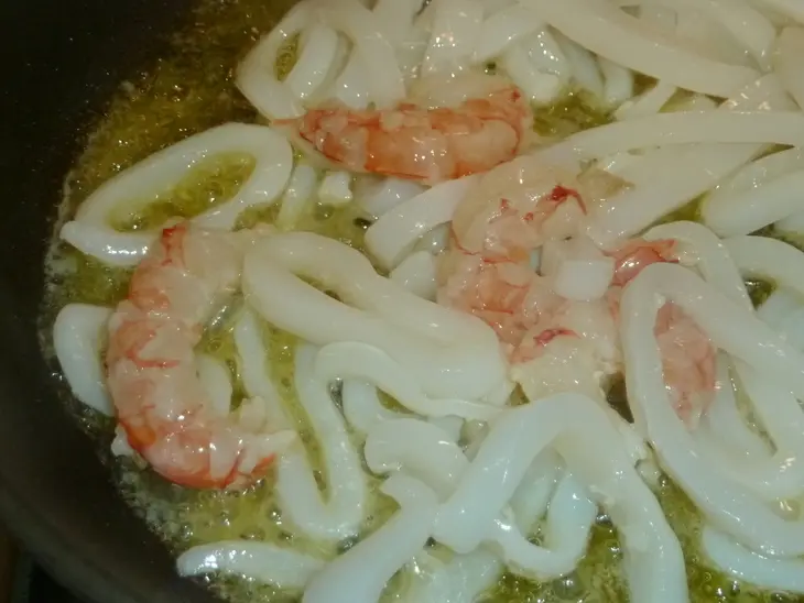 Салат "прощальноновогодний" с овощами, кальмарами и креветками: шаг 3