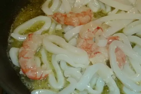 Салат "прощальноновогодний" с овощами, кальмарами и креветками: шаг 3