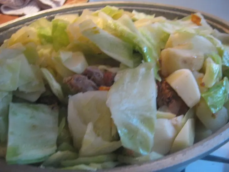 Тушеная картошка с курицей и капустой: шаг 4