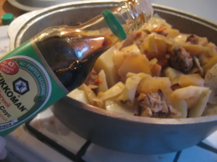 Тушеная картошка с курицей и капустой: шаг 6