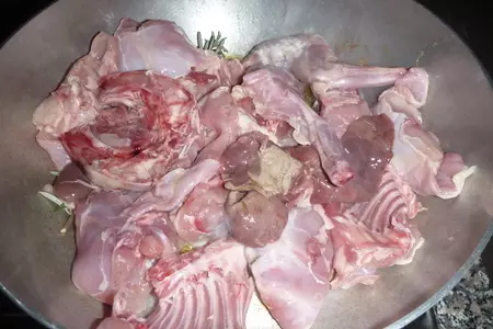Кролик по-охотничьи с оливками: шаг 2