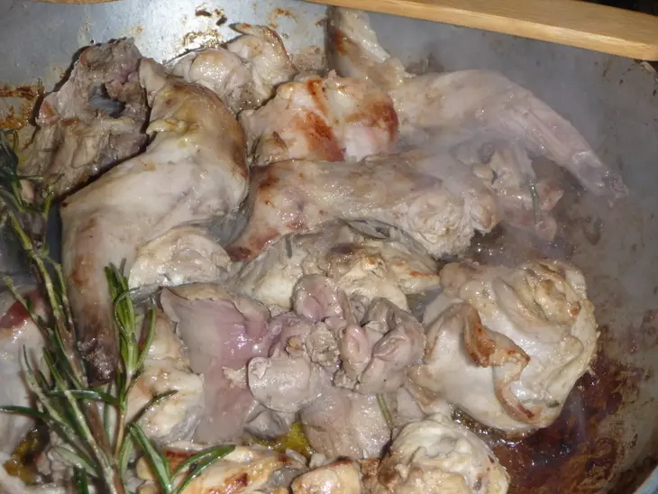 Кролик по-охотничьи с оливками: шаг 4