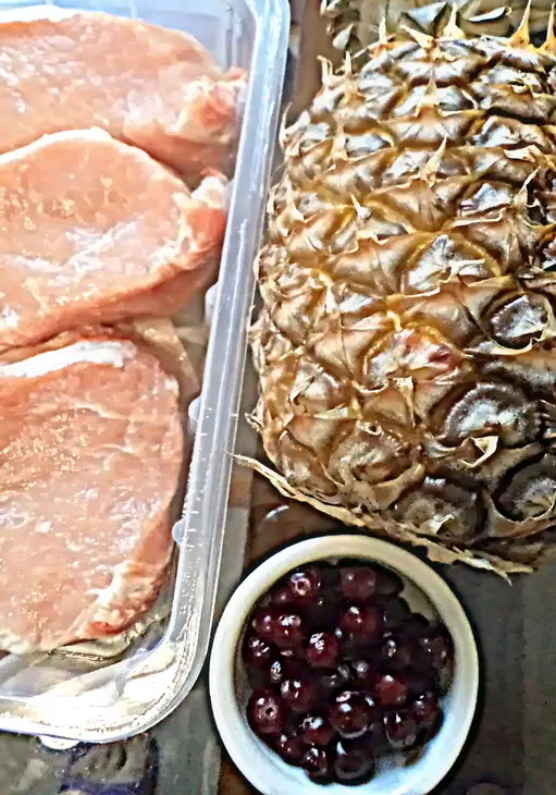 Свинина с клюквой и ананасами запеченная с сыром под румяной слоеной ажурной шапочкой!: шаг 1