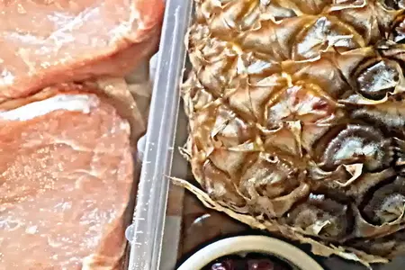Свинина с клюквой и ананасами запеченная с сыром под румяной слоеной ажурной шапочкой!: шаг 1