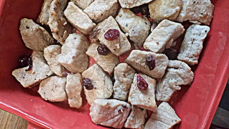 Свинина с клюквой и ананасами запеченная с сыром под румяной слоеной ажурной шапочкой!: шаг 3