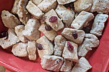 Свинина с клюквой и ананасами запеченная с сыром под румяной слоеной ажурной шапочкой!: шаг 3