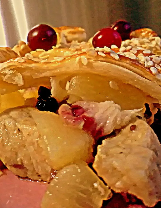 Свинина с клюквой и ананасами запеченная с сыром под румяной слоеной ажурной шапочкой!: шаг 6