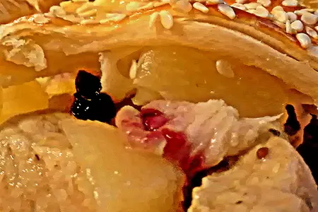 Свинина с клюквой и ананасами запеченная с сыром под румяной слоеной ажурной шапочкой!: шаг 6