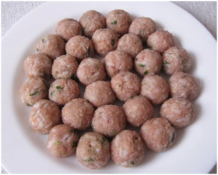 Яичная запеканка с брокколи, цветной капустой и фрикадельками из форели: шаг 3