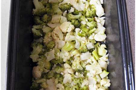 Яичная запеканка с брокколи, цветной капустой и фрикадельками из форели: шаг 4