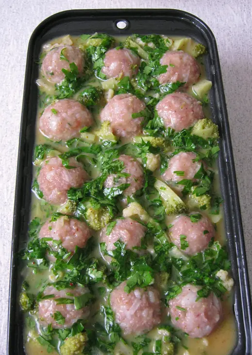 Яичная запеканка с брокколи, цветной капустой и фрикадельками из форели: шаг 7