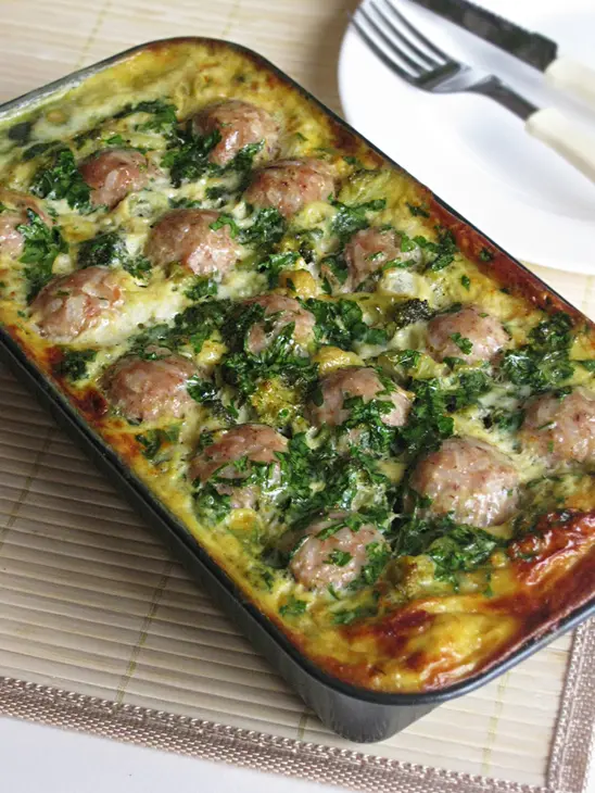 Яичная запеканка с брокколи, цветной капустой и фрикадельками из форели: шаг 8