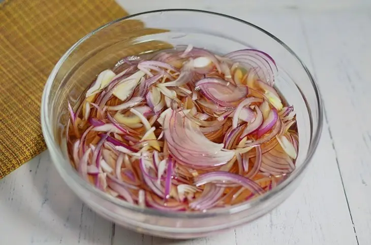 Салат из чечевицы с маринованным луком: шаг 2