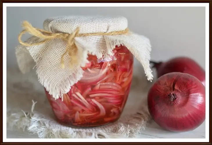 Салат из чечевицы с маринованным луком: шаг 3