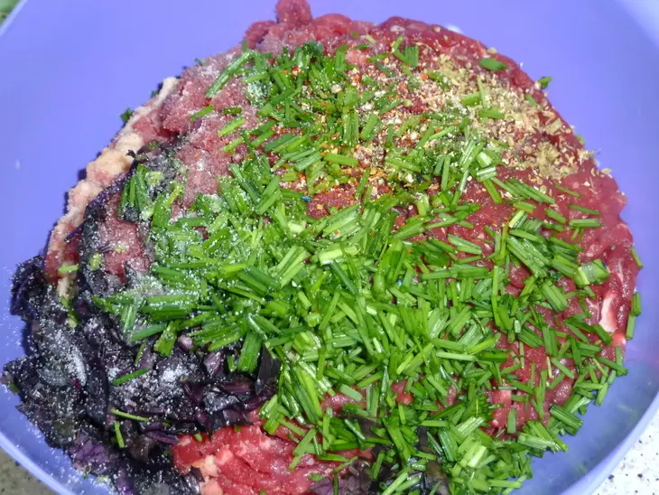 Мясные биточки, фаршированные сыром (кинокулинарный фм): шаг 1