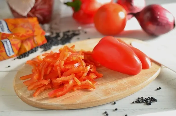 Салат из чечевицы с маринованным луком: шаг 5