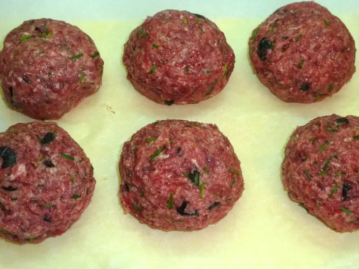 Мясные биточки, фаршированные сыром (кинокулинарный фм): шаг 2