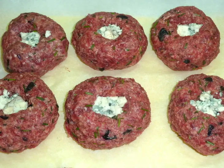 Мясные биточки, фаршированные сыром (кинокулинарный фм): шаг 3