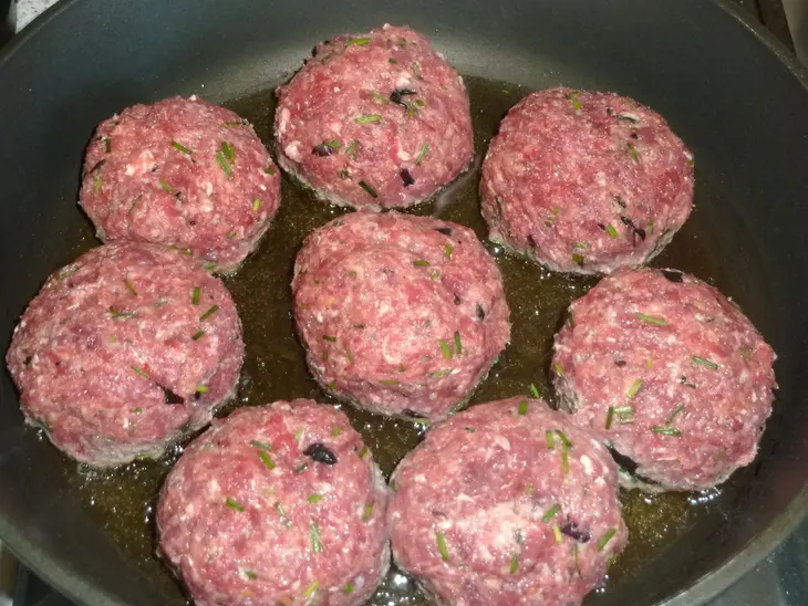 Мясные биточки, фаршированные сыром (кинокулинарный фм): шаг 4
