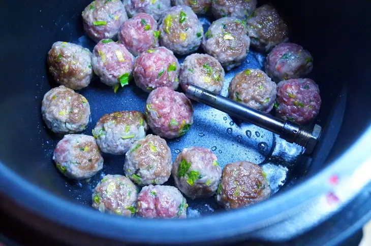 Мясные шарики из баранины с мятой и пикантным смузи-соусом: шаг 4