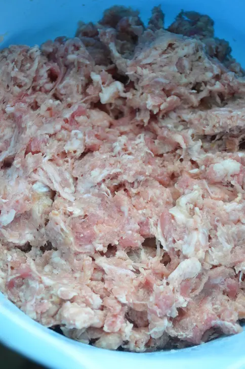 Мясной рулет с корейской морковью  и клюквой: шаг 2