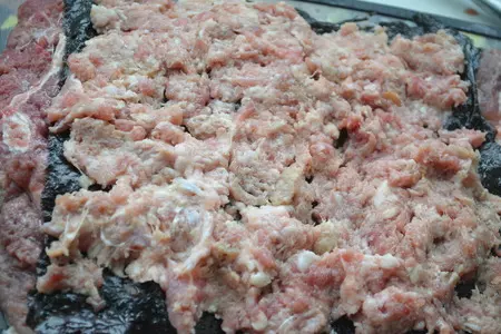 Мясной рулет с корейской морковью  и клюквой: шаг 4