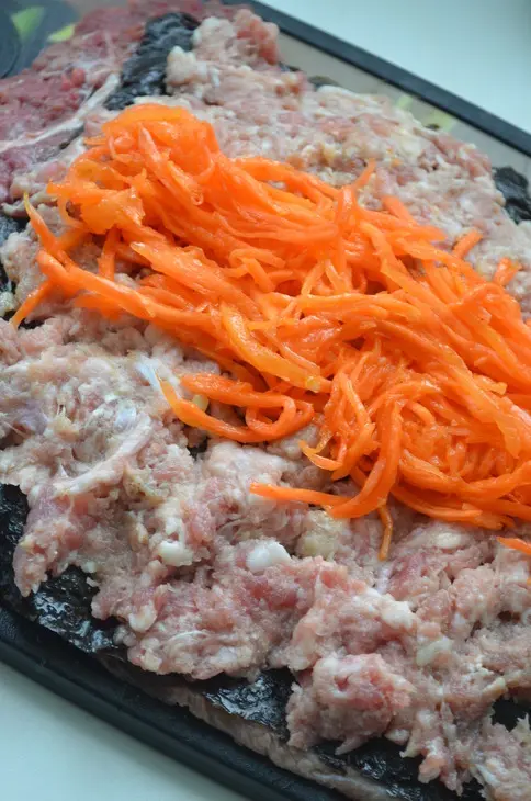 Мясной рулет с корейской морковью  и клюквой: шаг 5