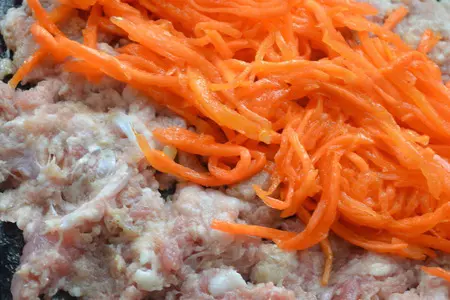 Мясной рулет с корейской морковью  и клюквой: шаг 5